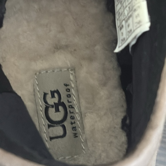 Ugg Attell Black Waterproof Leather Bootie Side Zip Wool Lining Size 7.5 - Picture 10 of 12